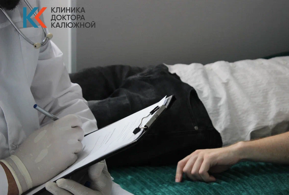 Врач осуществляет наркологическую помощь для пациента на дому